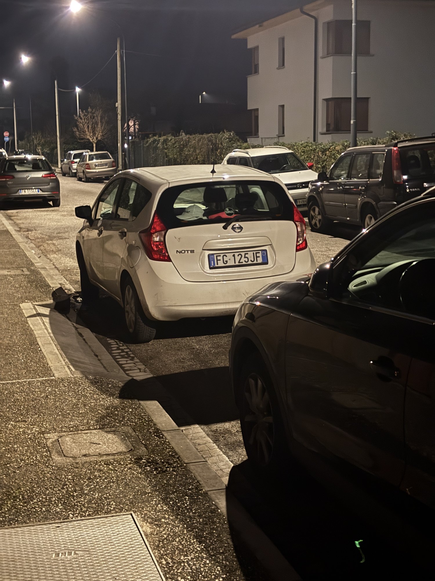 Numer rejestracyjny FG125JF posiada NISSAN Note