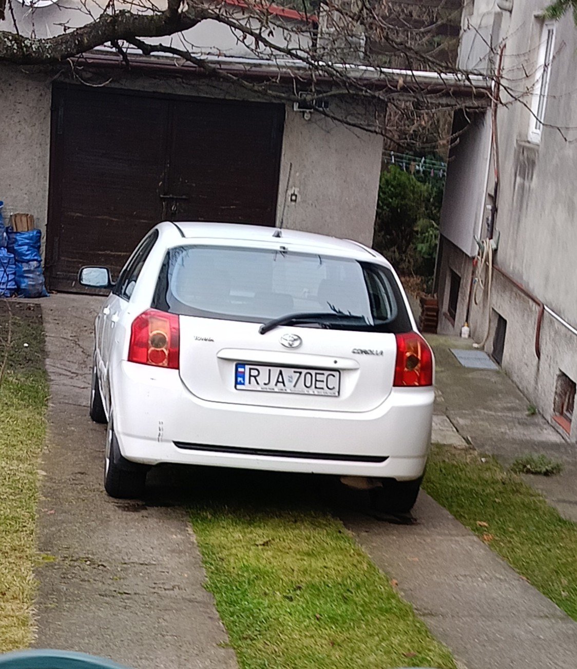 Numer rejestracyjny RJA 70EC posiada TOYOTA COROLLA 1.6 - RJA70EC