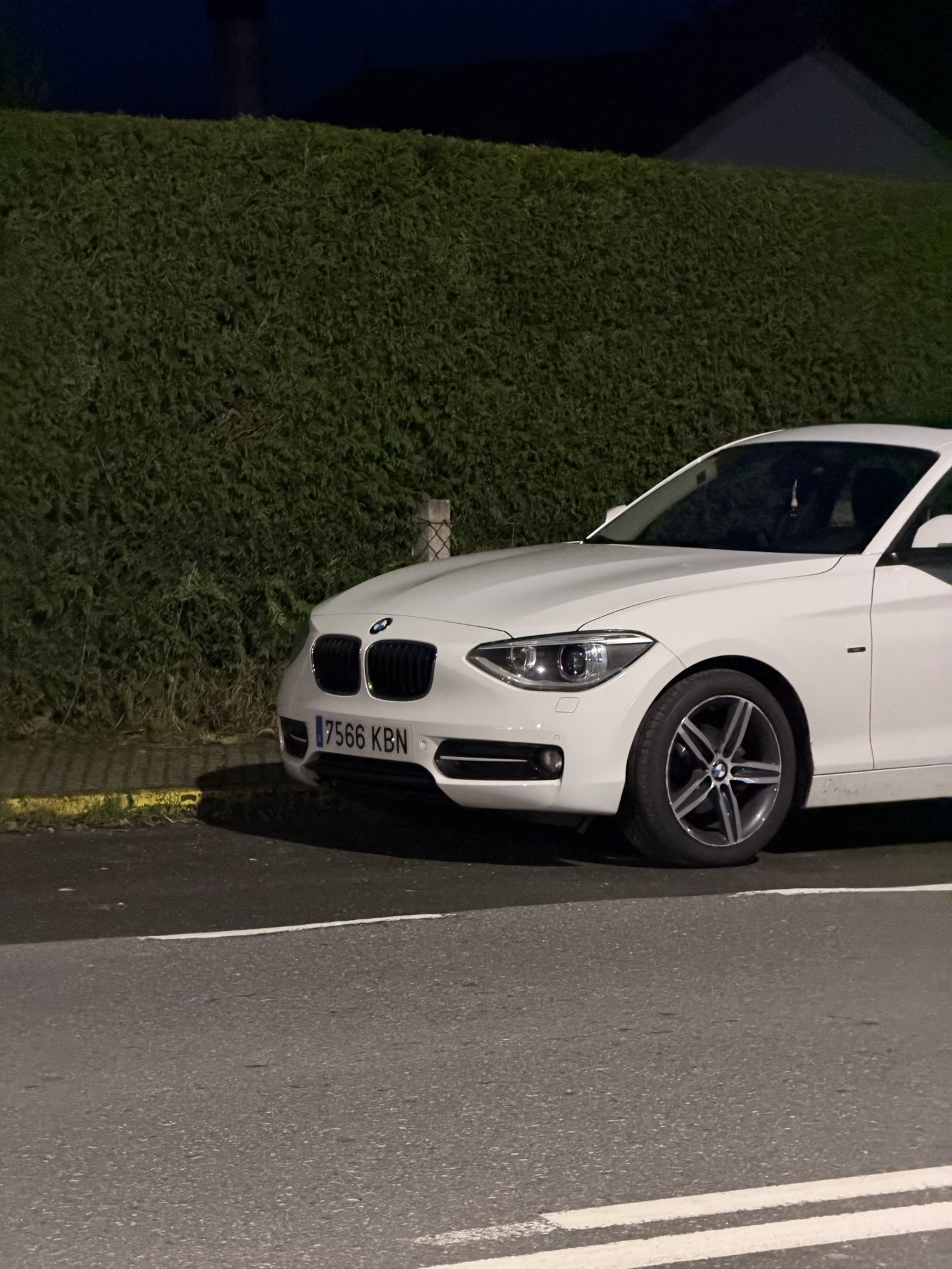 Numer rejestracyjny 7566KBN posiada BMW SERIE 1