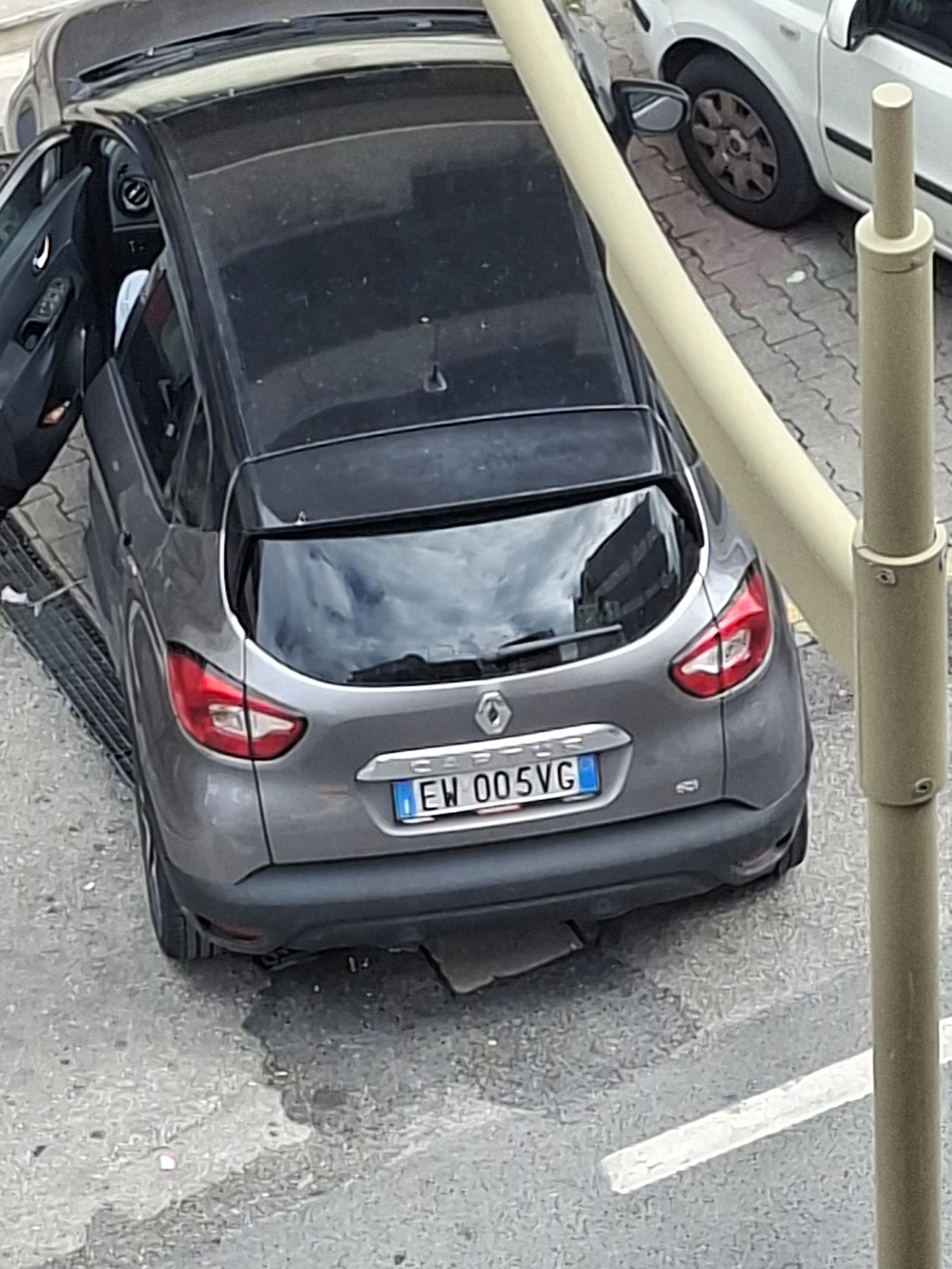 Numer rejestracyjny EW005VG posiada RENAULT CAPTUR