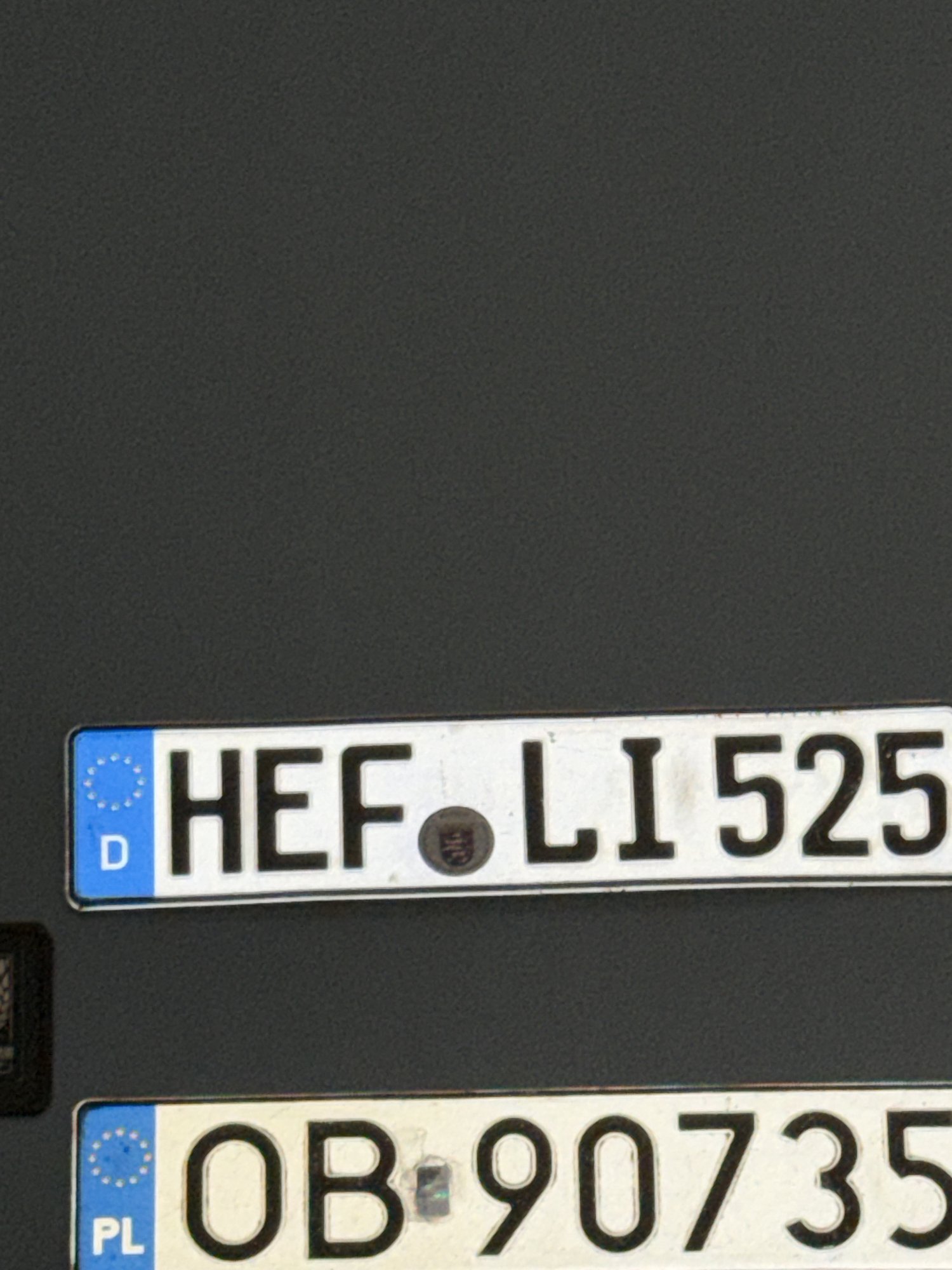 Numer rejestracyjny HEFLI525 posiada  