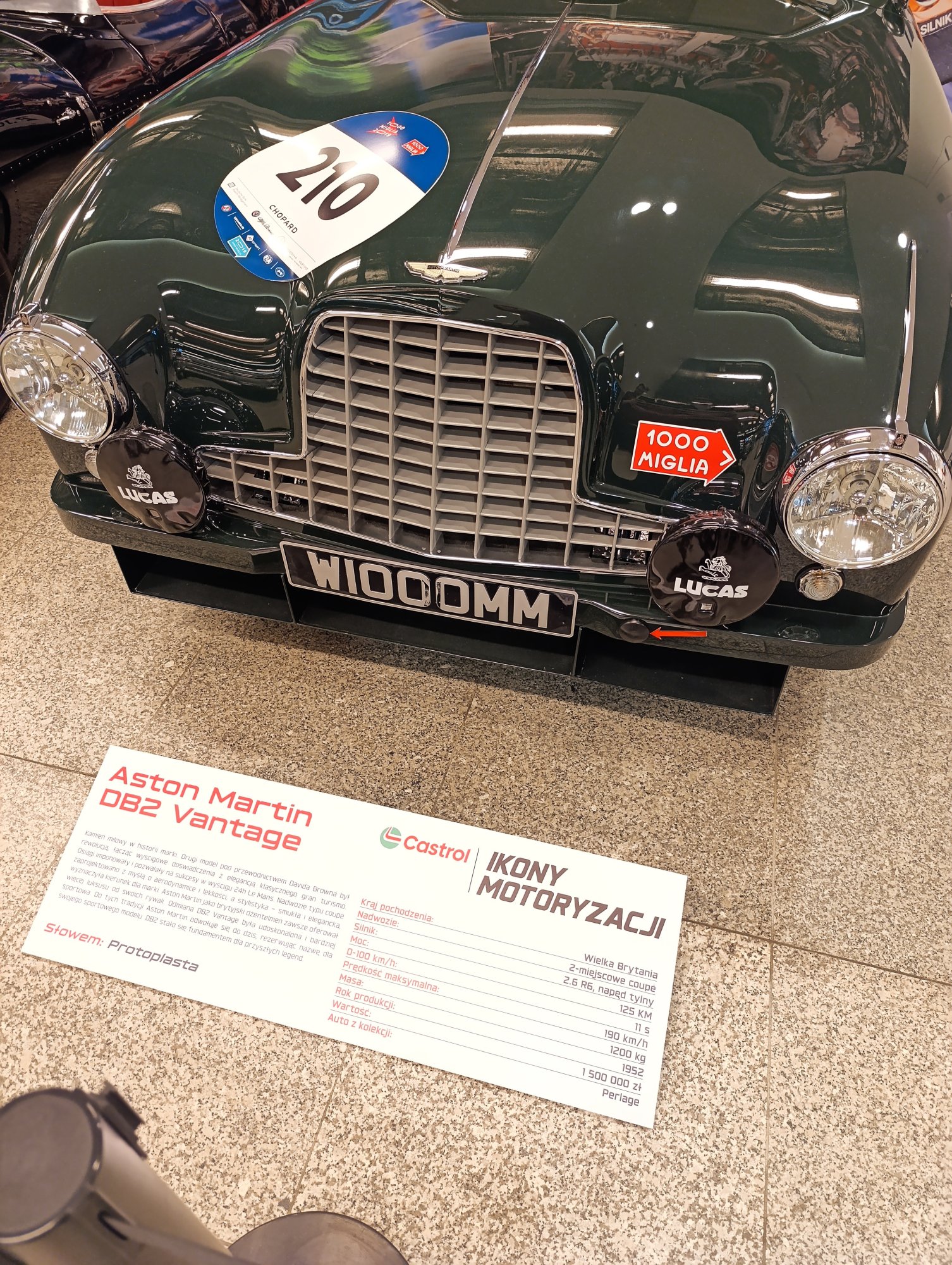 Numer rejestracyjny W1000MM posiada Aston Martin DB2 Vantage