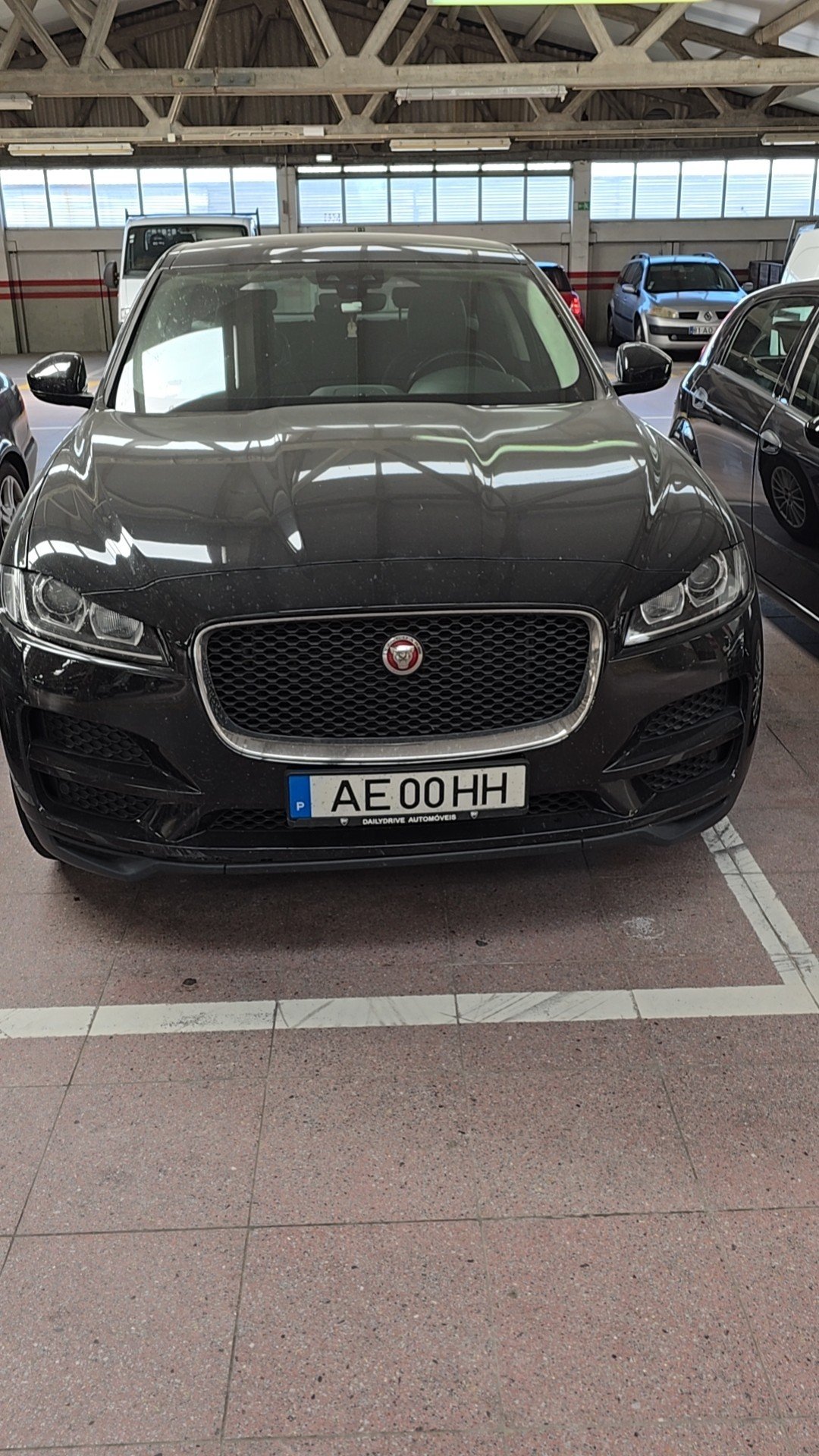 Numer rejestracyjny AE00HH posiada Jaguar 