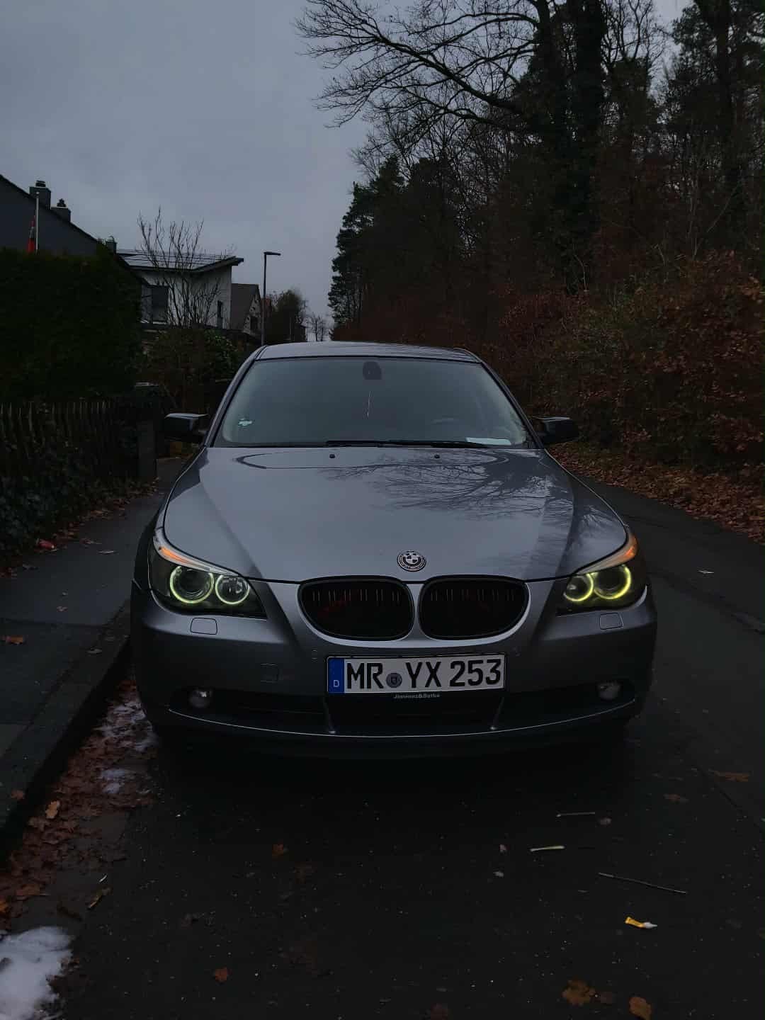 Numer rejestracyjny MRYX253 posiada BMW 5 Series