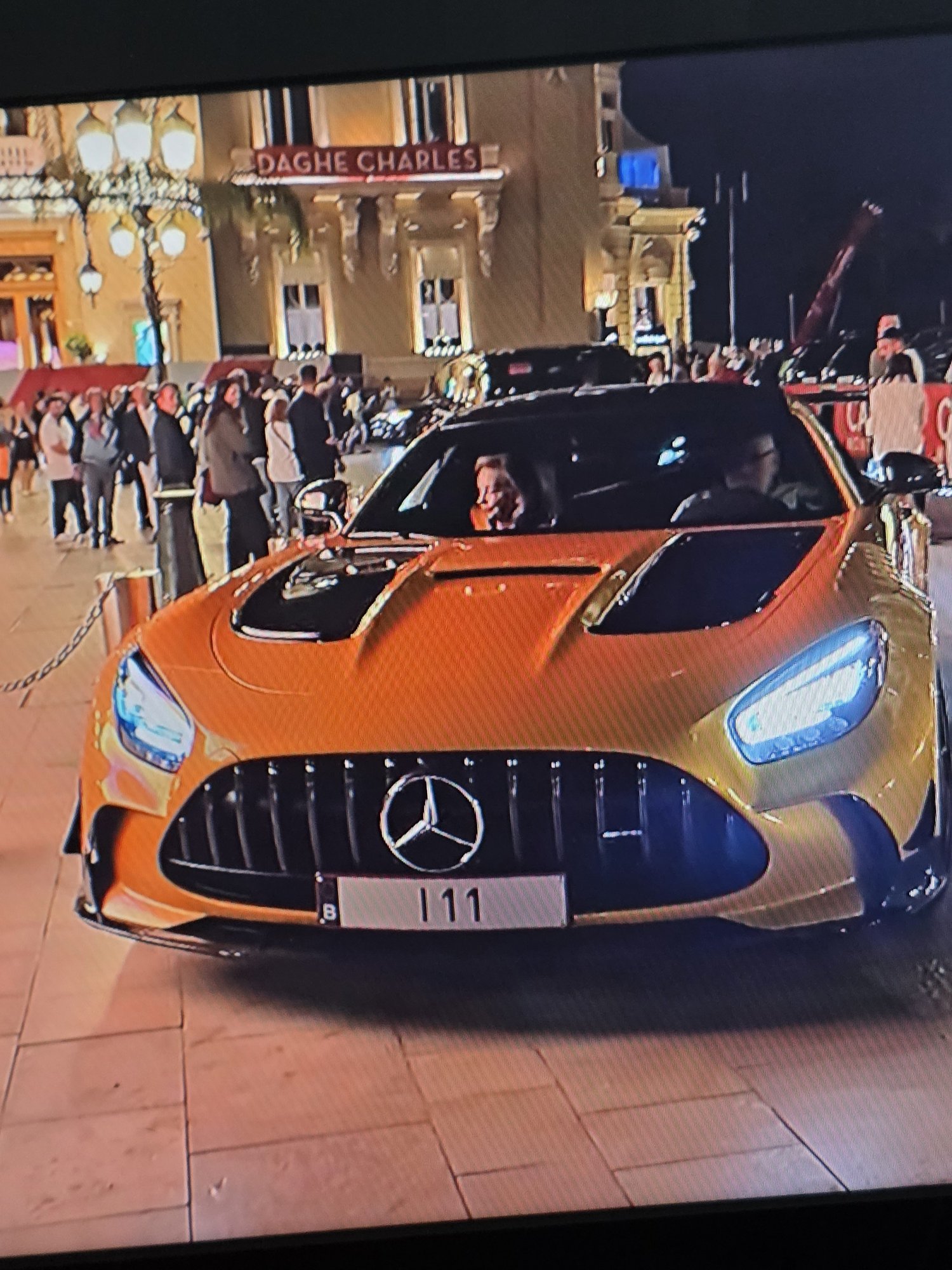 Numer rejestracyjny B111 posiada Mercedes 