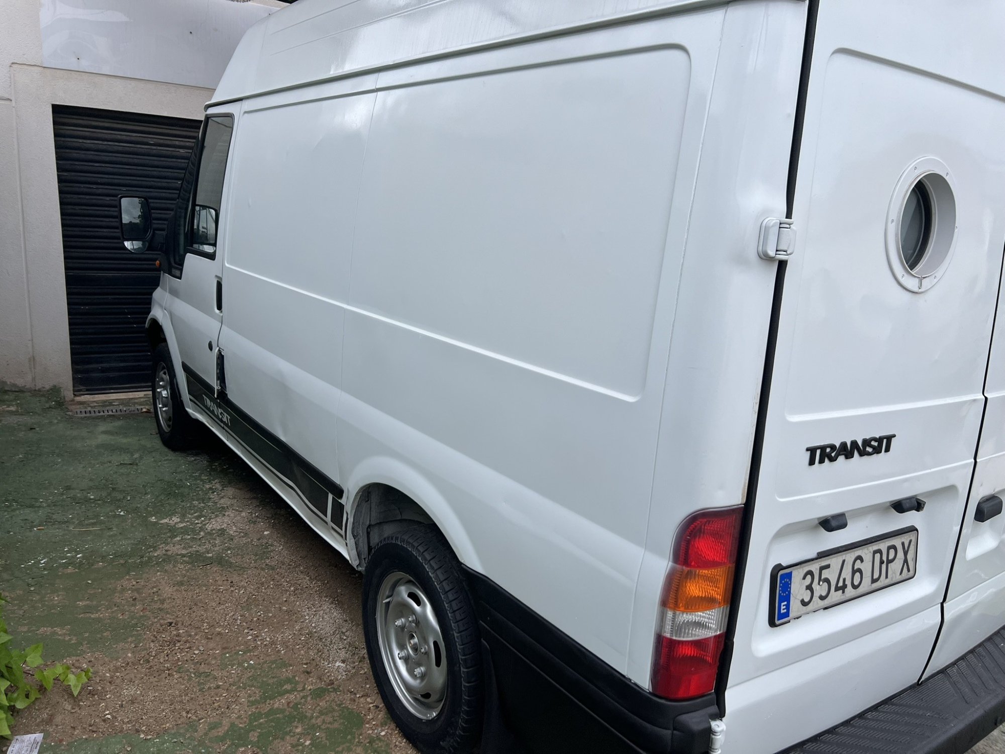 Numer rejestracyjny 3546DPX posiada FORD TRANSIT