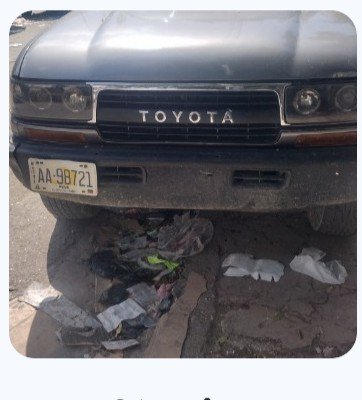 Numer rejestracyjny AA98721 posiada Toyota 