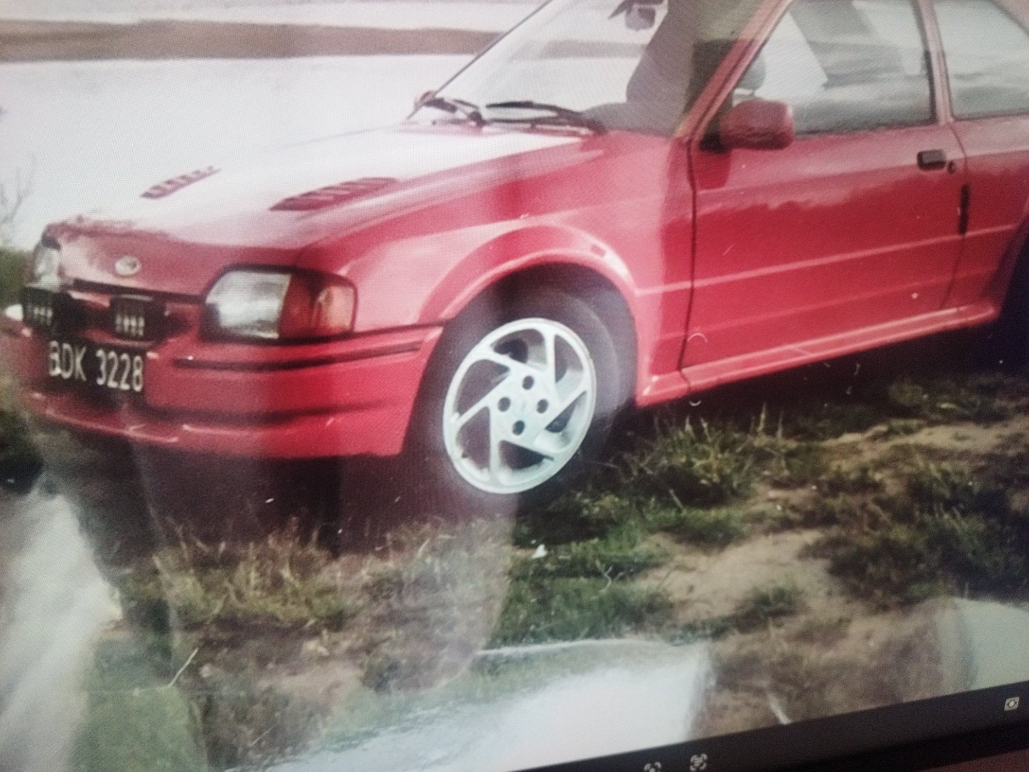 Numer rejestracyjny BDK3228 posiada Ford 