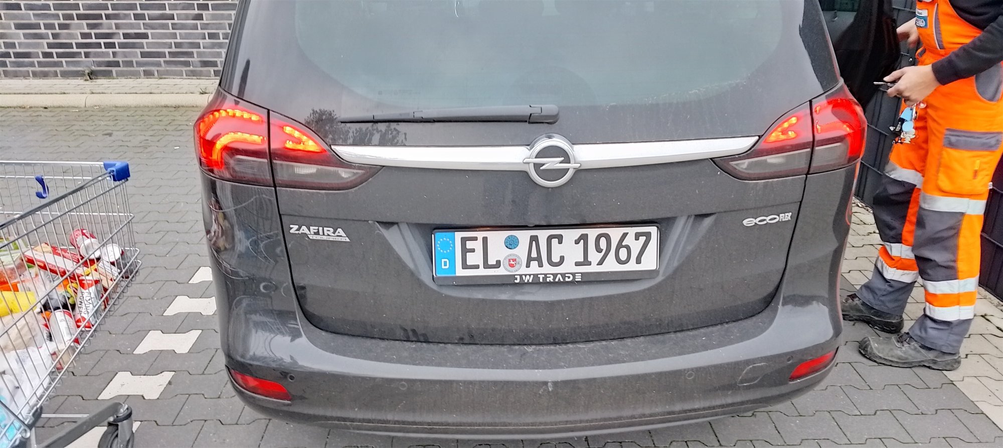 Numer rejestracyjny ELAC1967 posiada Opel Zafira ecoFLEX