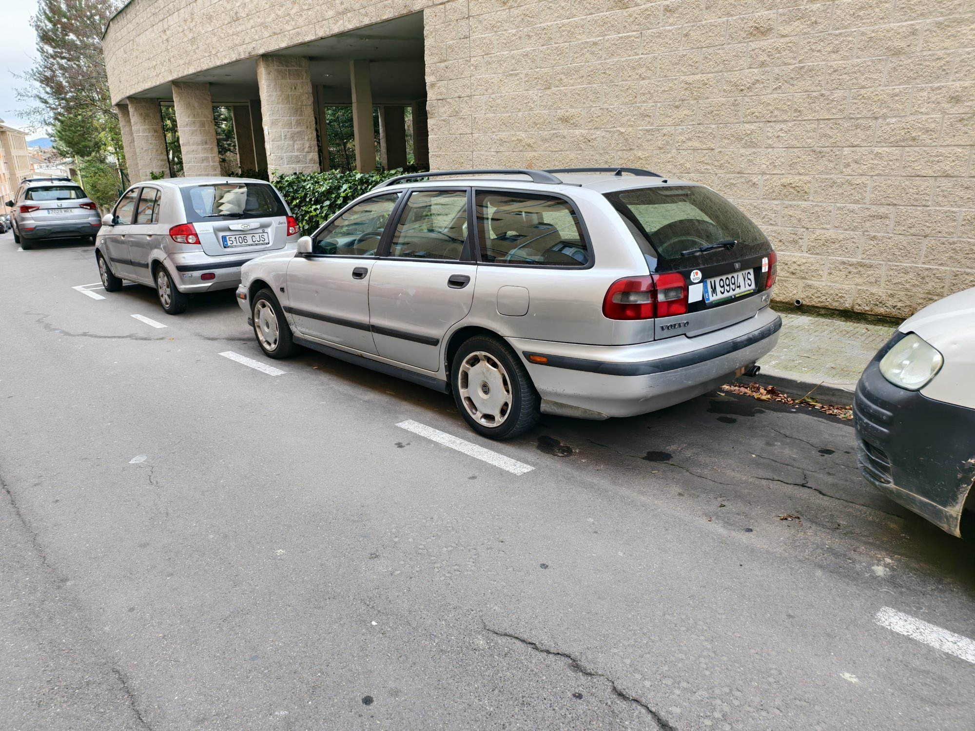 Numer rejestracyjny M9994YS posiada VOLVO V40