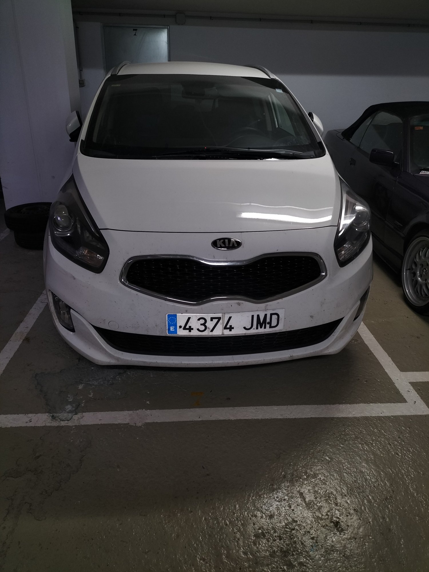 Numer rejestracyjny 4374JMD posiada KIA CARENS