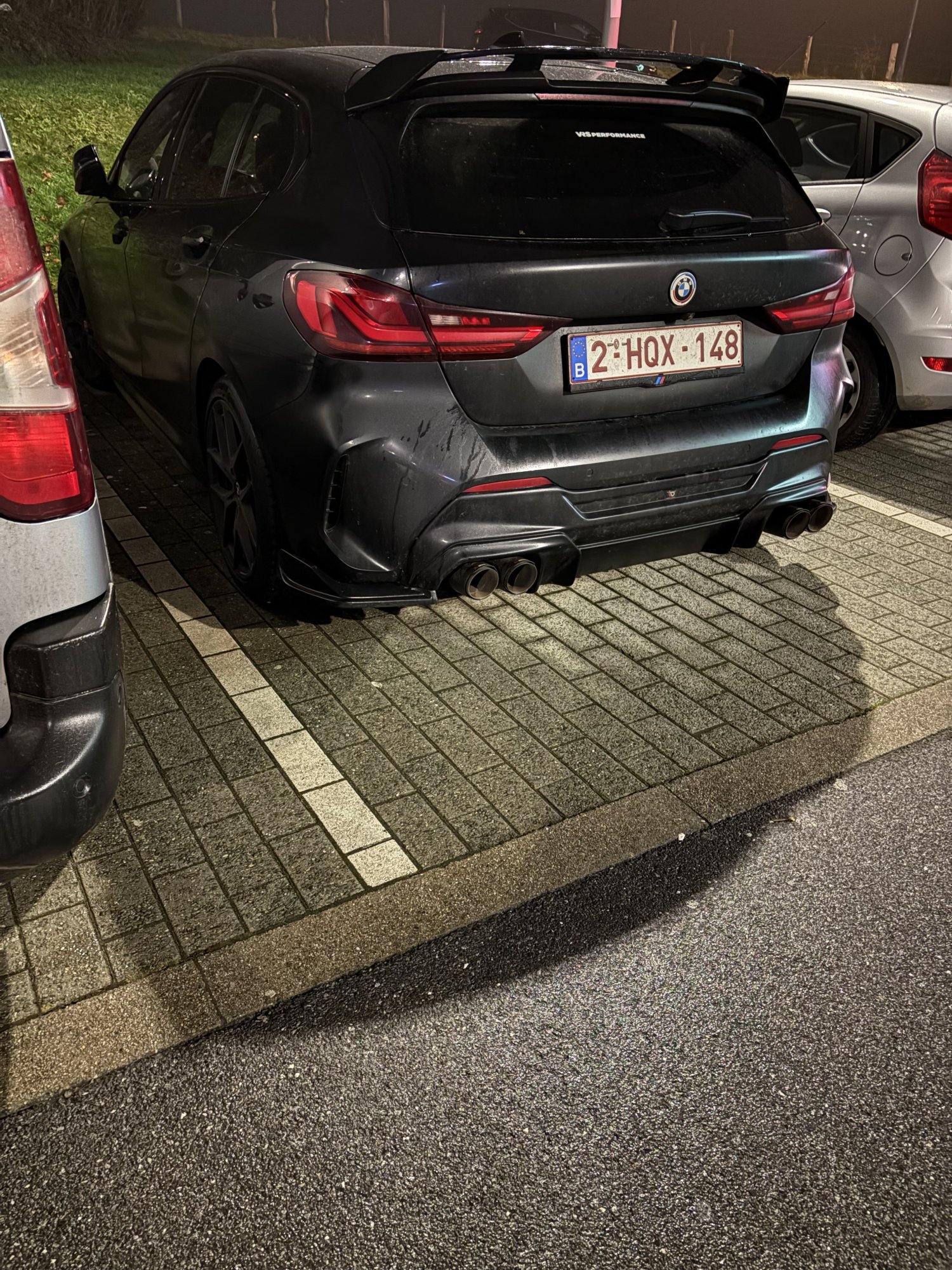 Numer rejestracyjny 2HQX148 posiada BMW 