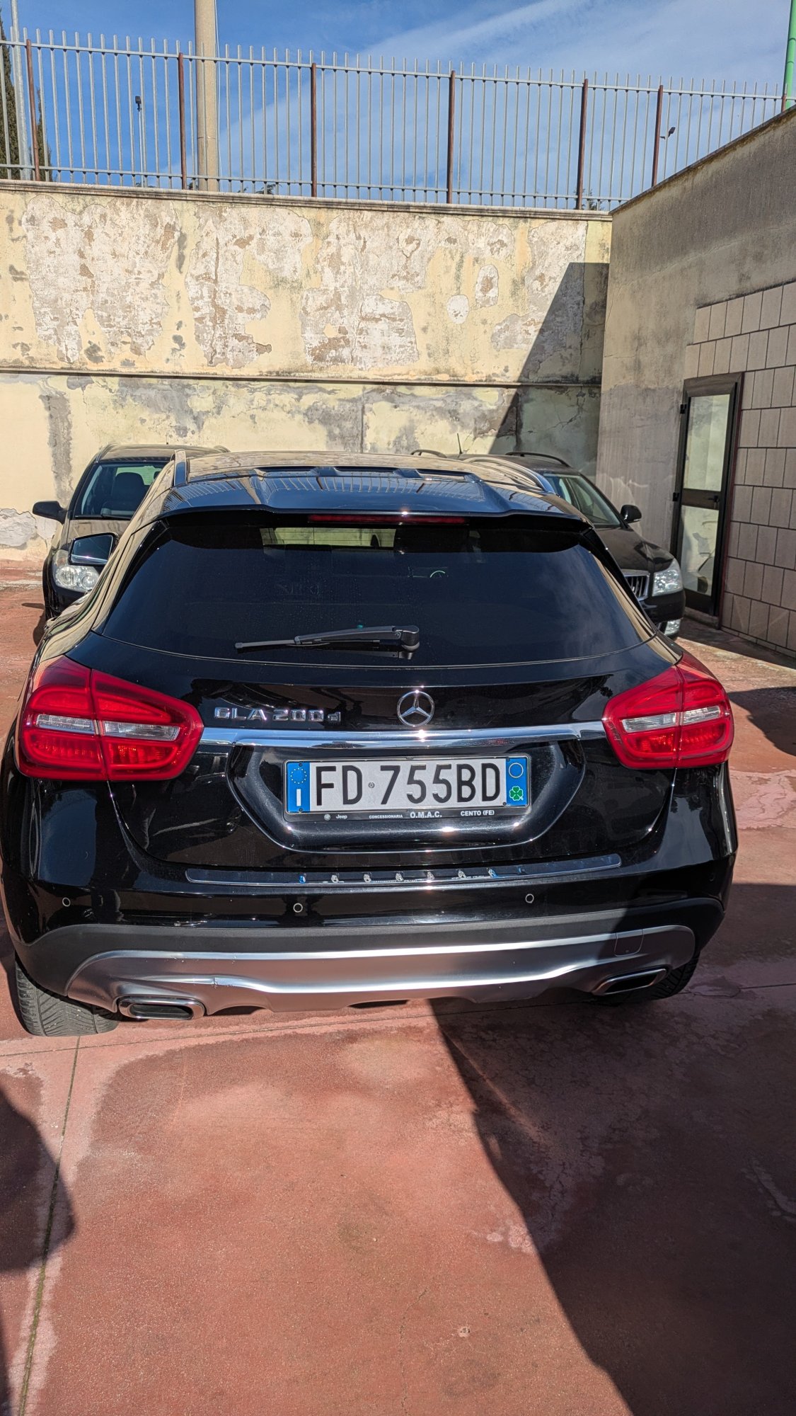 Numer rejestracyjny FD755BD posiada MERCEDES GLA