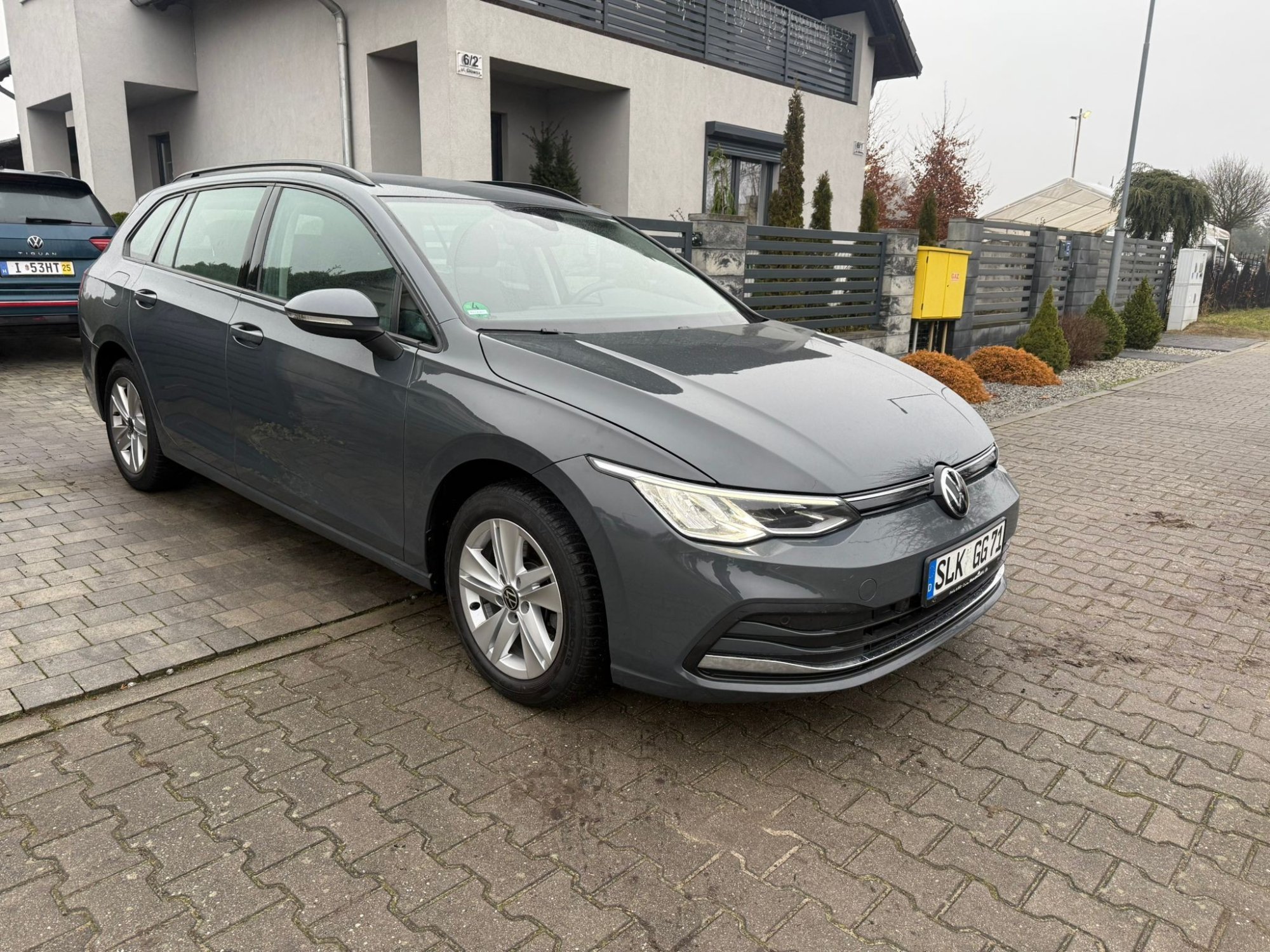 Numer rejestracyjny SLKGG72 posiada Volkswagen Golf