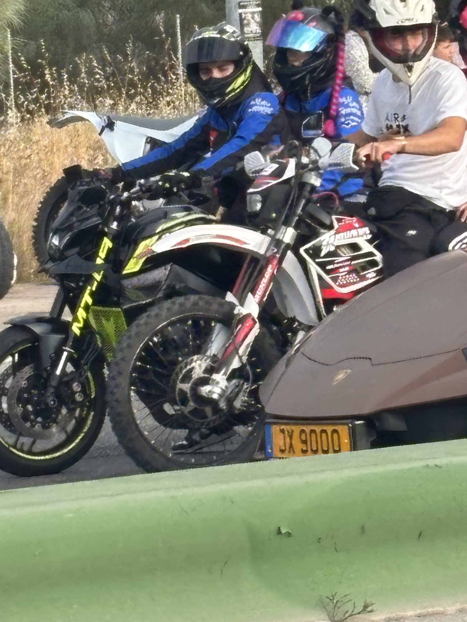 Реєстраційний номер JX9000 має  