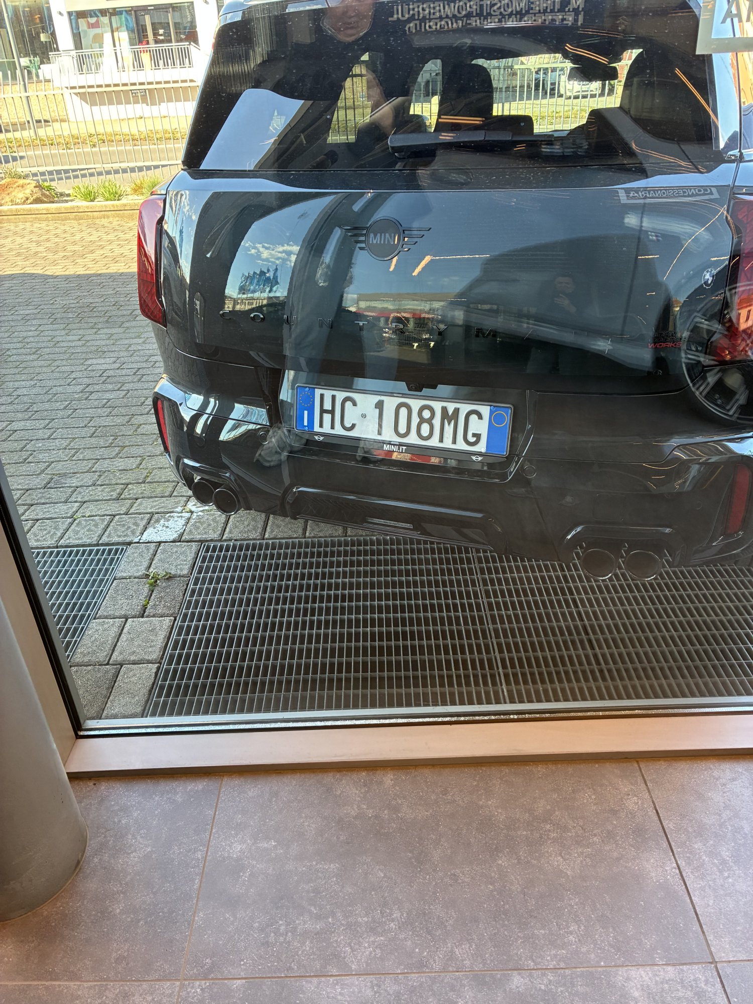 Numer rejestracyjny HC108MG posiada MINI Mini Countrym.