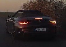 Numer rejestracyjny GRRK1002 posiada Mercedes-Benz 