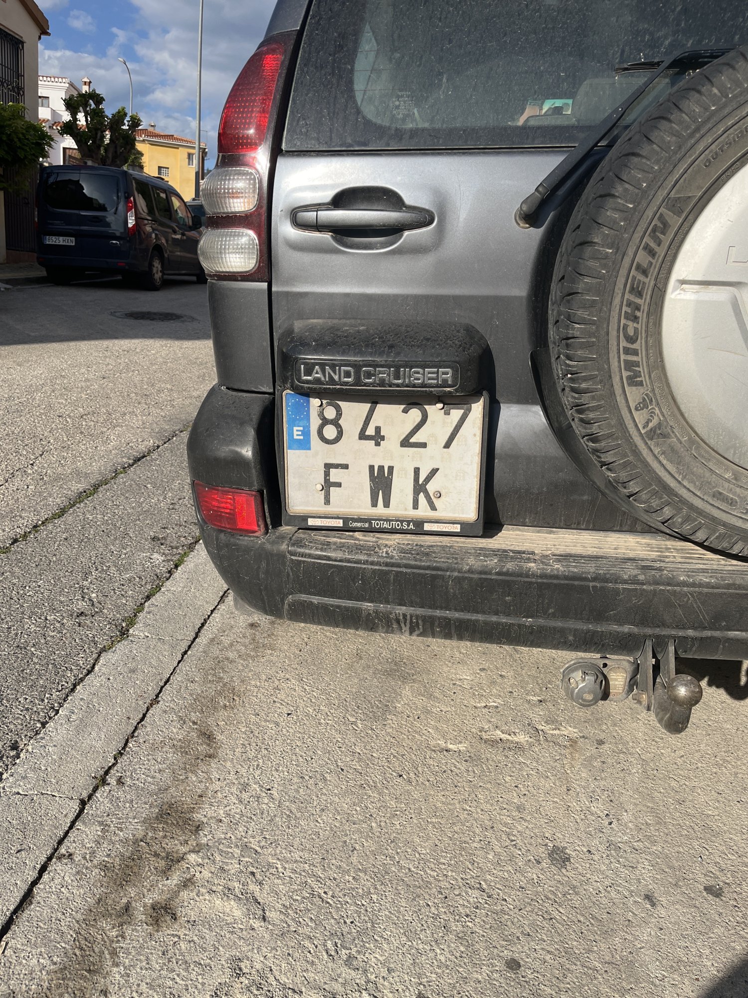 Numer rejestracyjny 8427FWK posiada TOYOTA LAND CRUISER