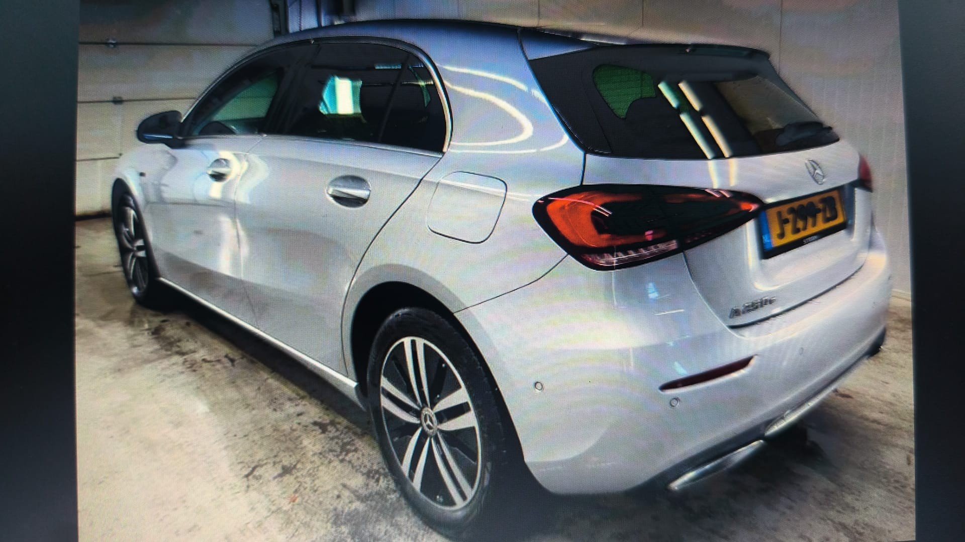 Die Registrierungsnummer J990ZD hat RENAULT CLIO
