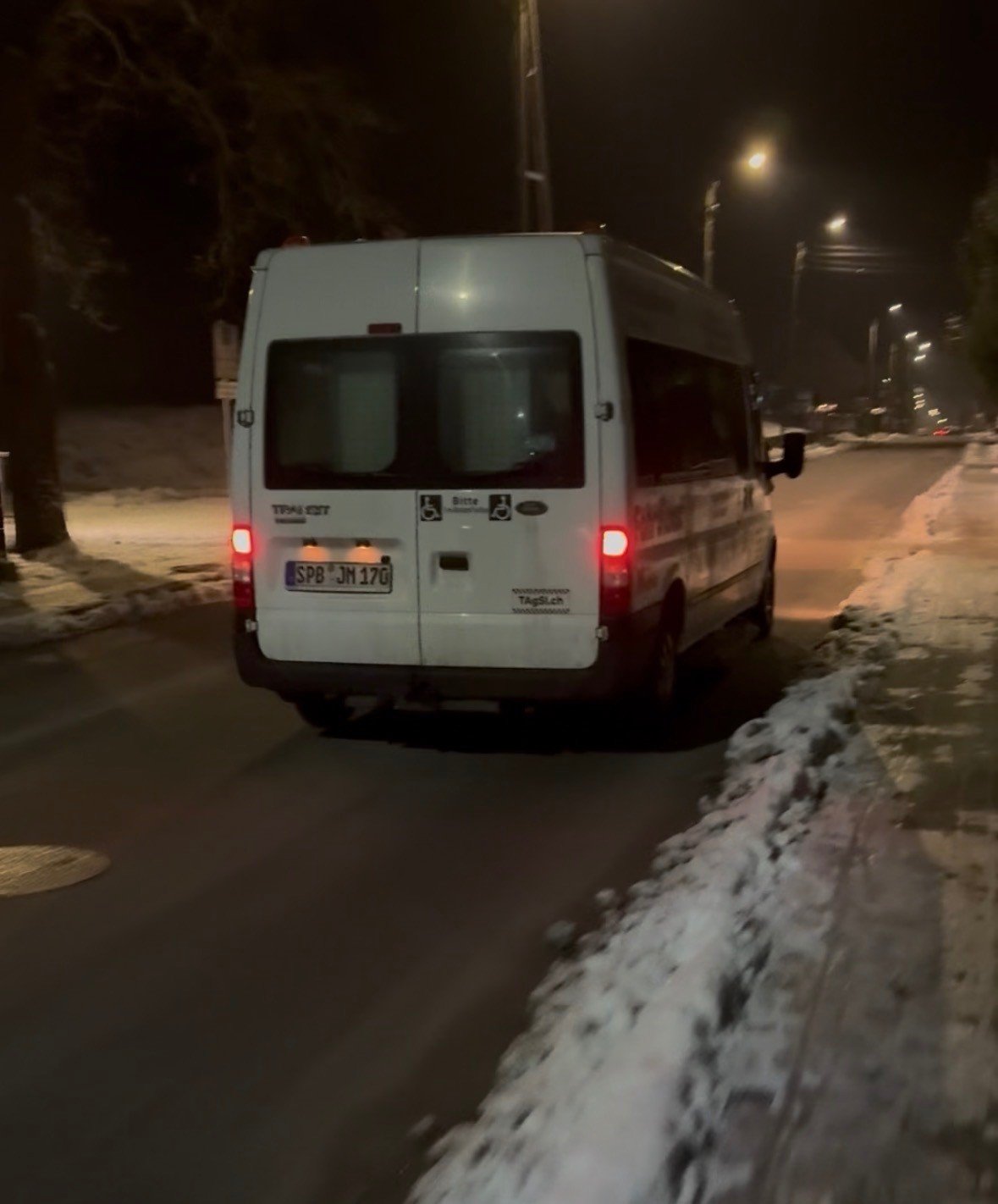 Numer rejestracyjny SPBJM170 posiada Ford Transit