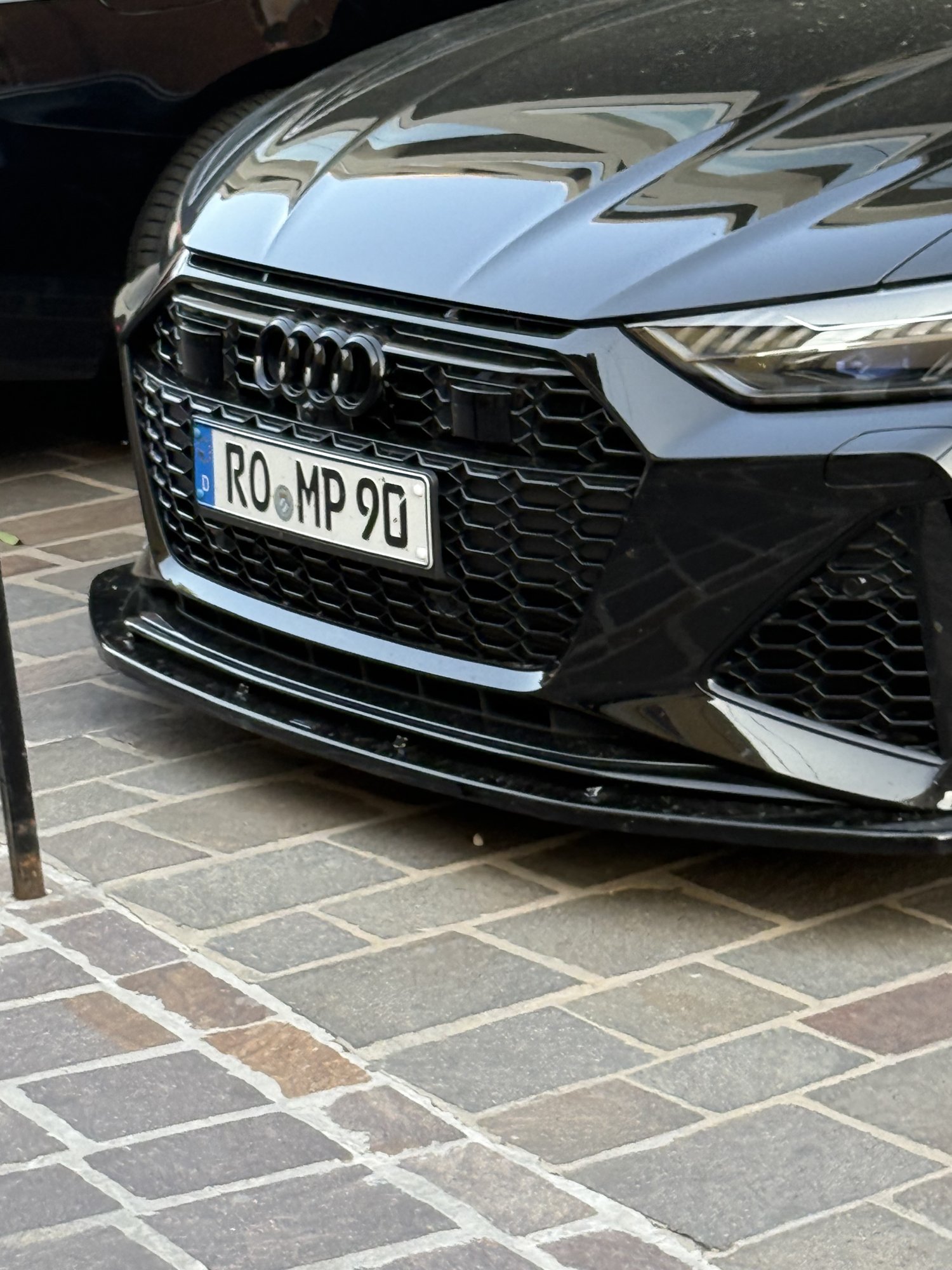 Numer rejestracyjny ROMP90 posiada Audi 