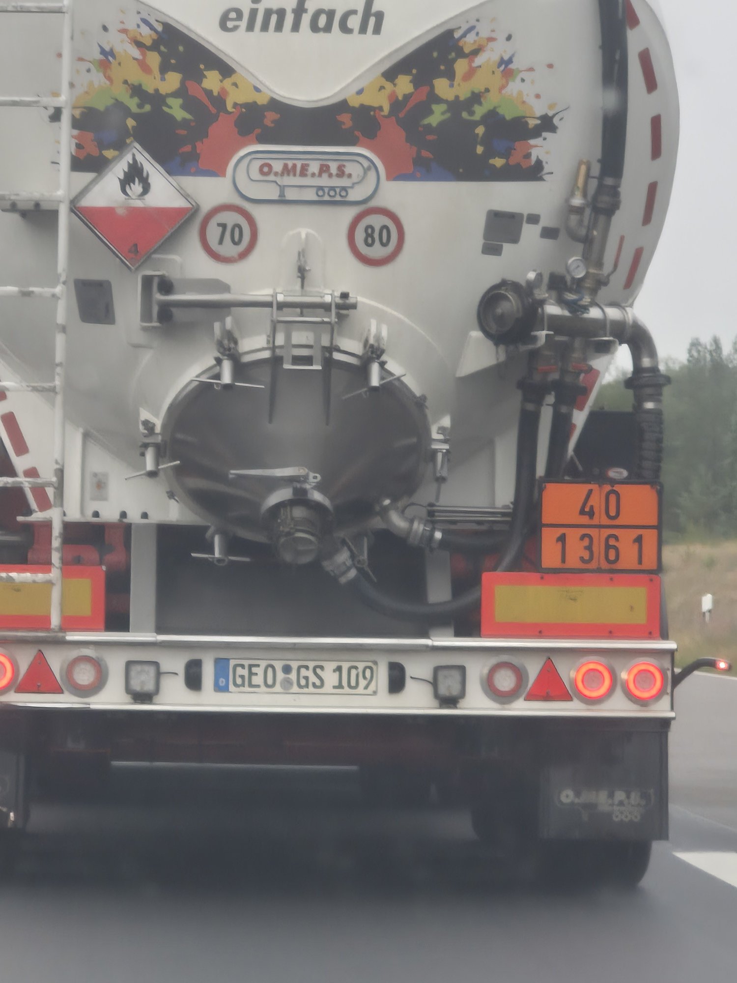 Numer rejestracyjny GEOGS109 posiada  