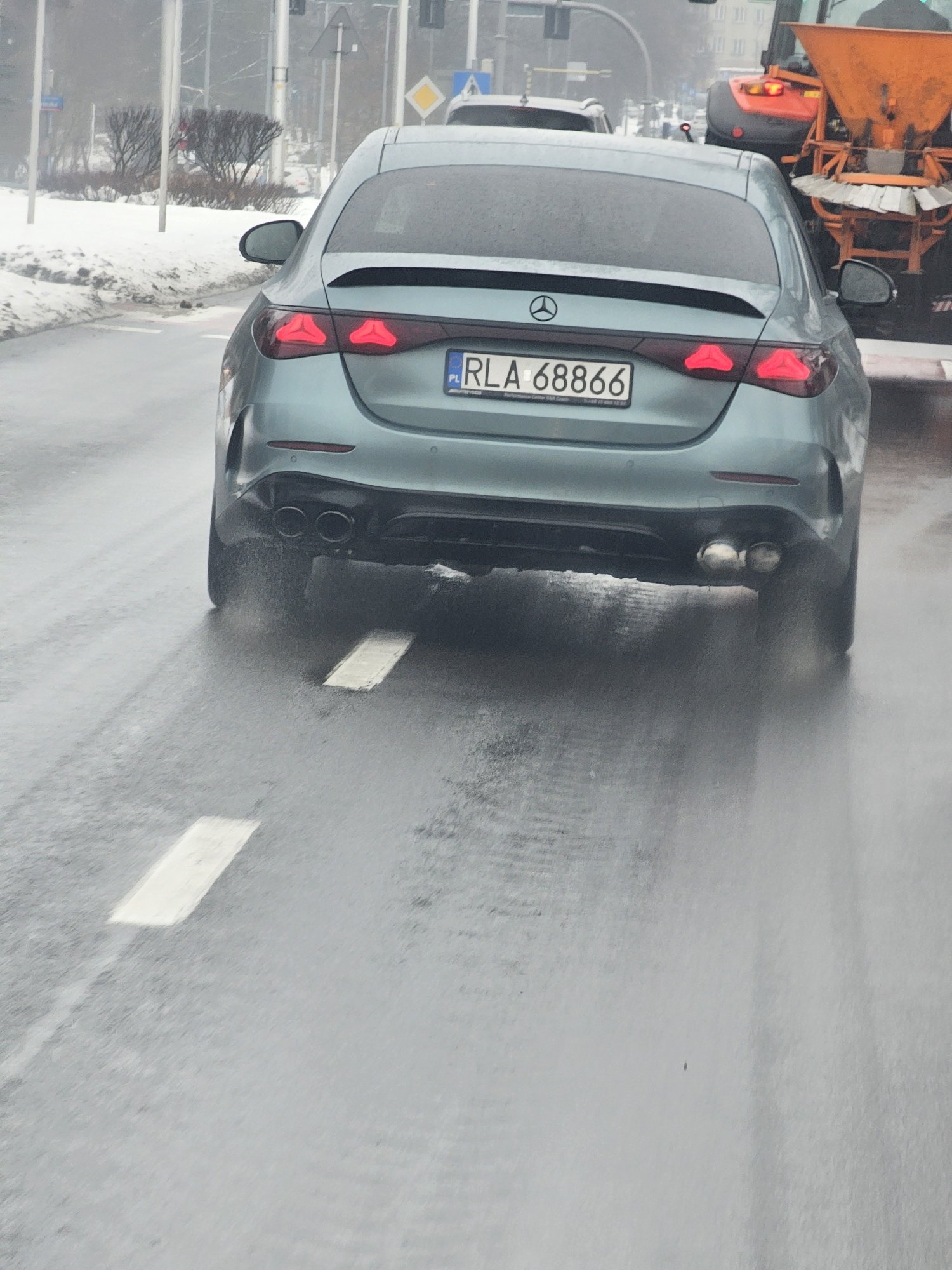 Numer rejestracyjny RLA 68866 posiada MERCEDES-BENZ E 220 D 4MATIC - RLA68866