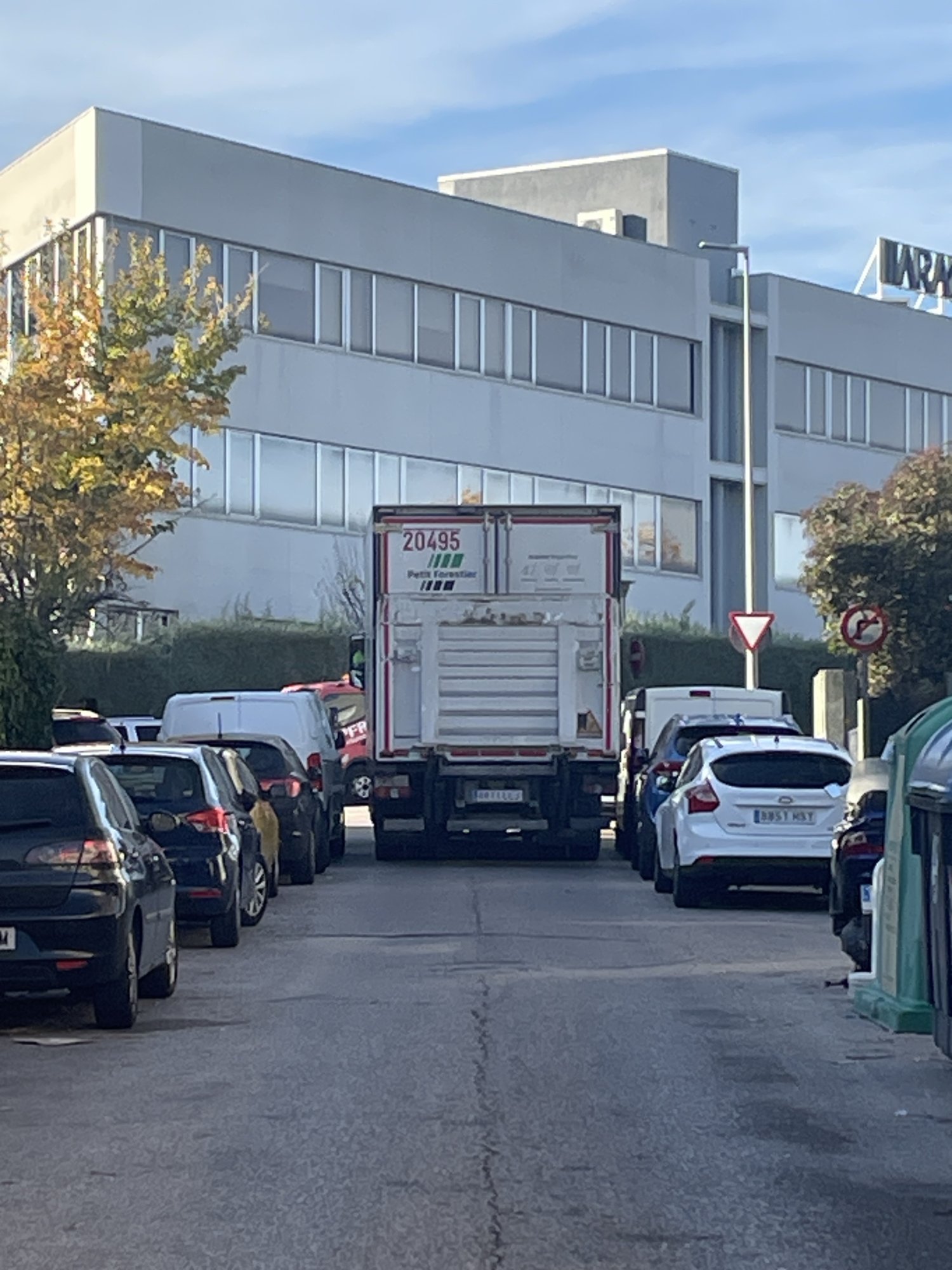 Numer rejestracyjny 8931HST posiada BMW SERIE 1