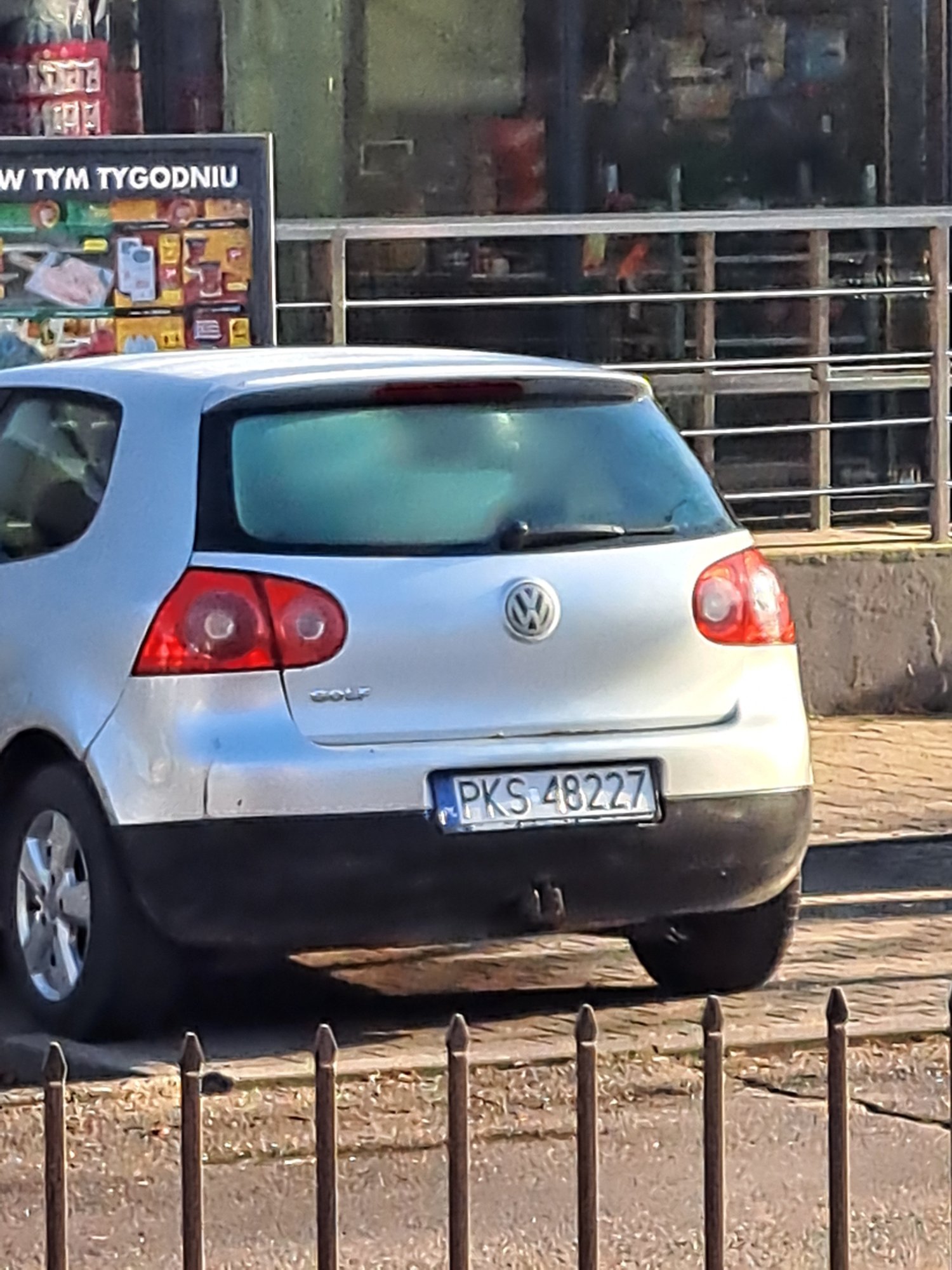 Numer rejestracyjny PKS 48227 posiada VOLKSWAGEN Golf V 1.4 MR`03 E4 Sportline - PKS48227