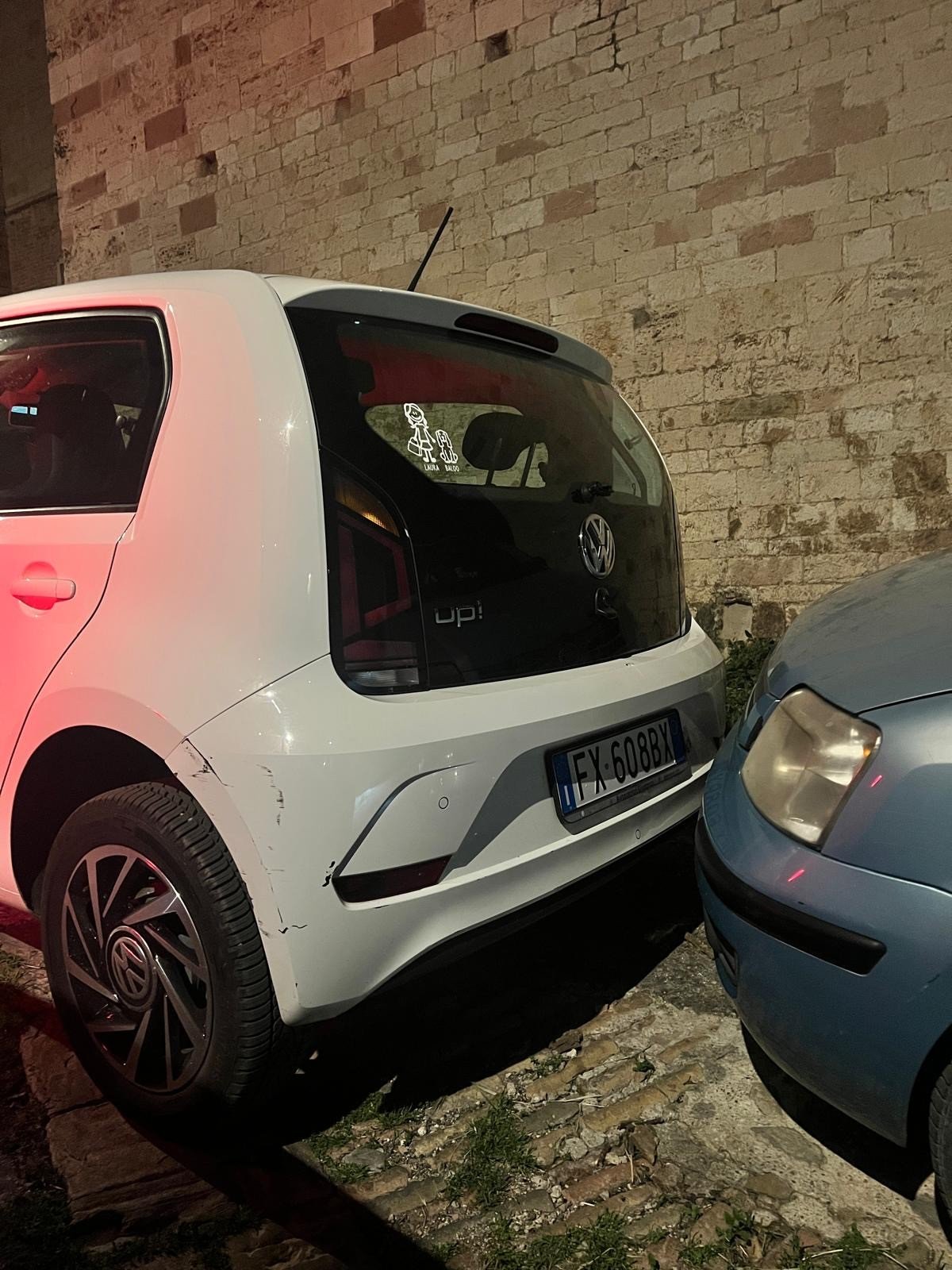 Il numero di registrazione FX608BX ha VOLKSWAGEN UP