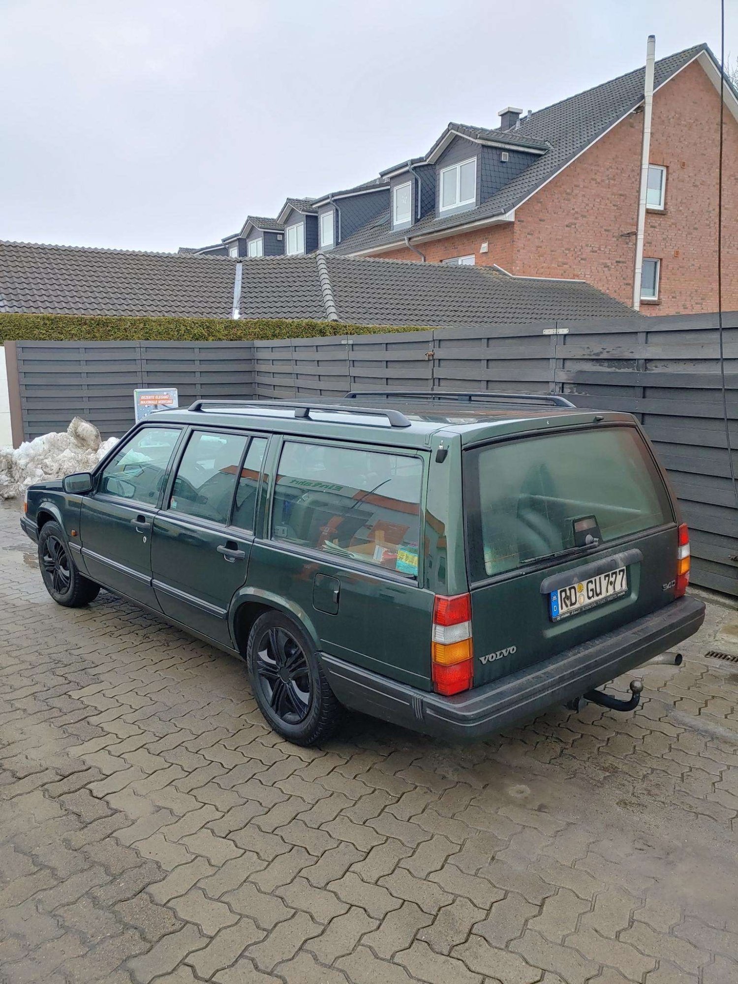 Numer rejestracyjny RDGU727 posiada Volvo 940