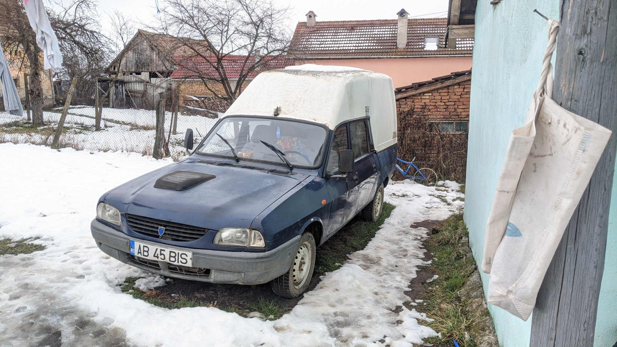 Numer rejestracyjny AB45BIS posiada Dacia 1304