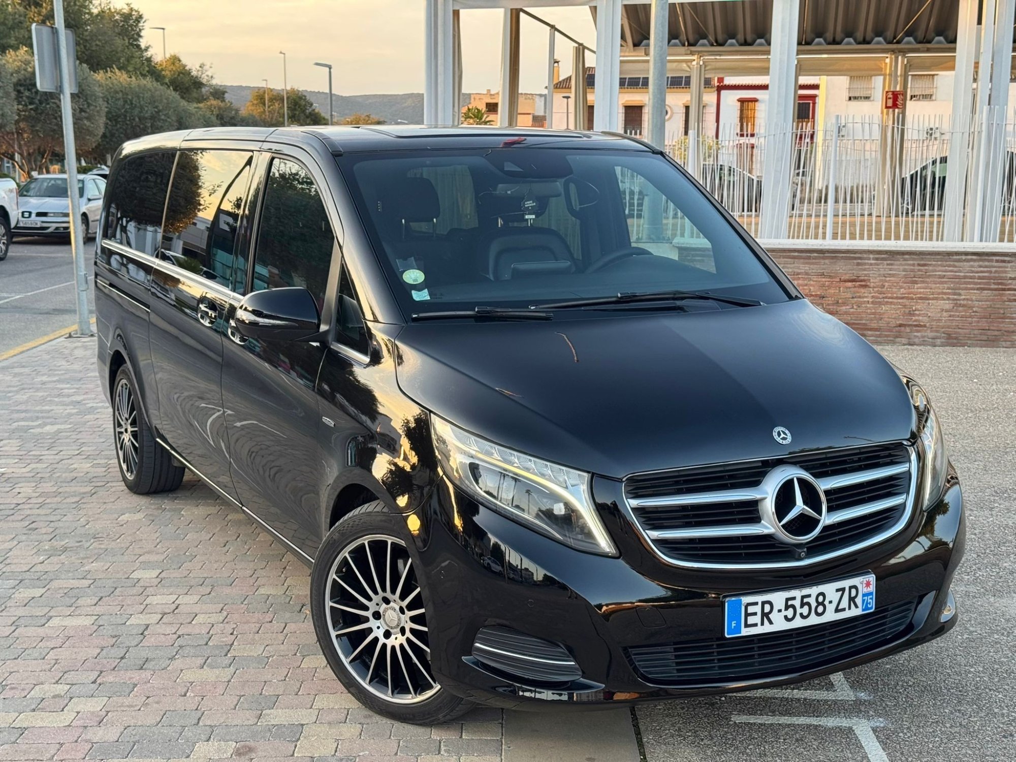 Numer rejestracyjny ER558ZR posiada MERCEDES CLASSE V