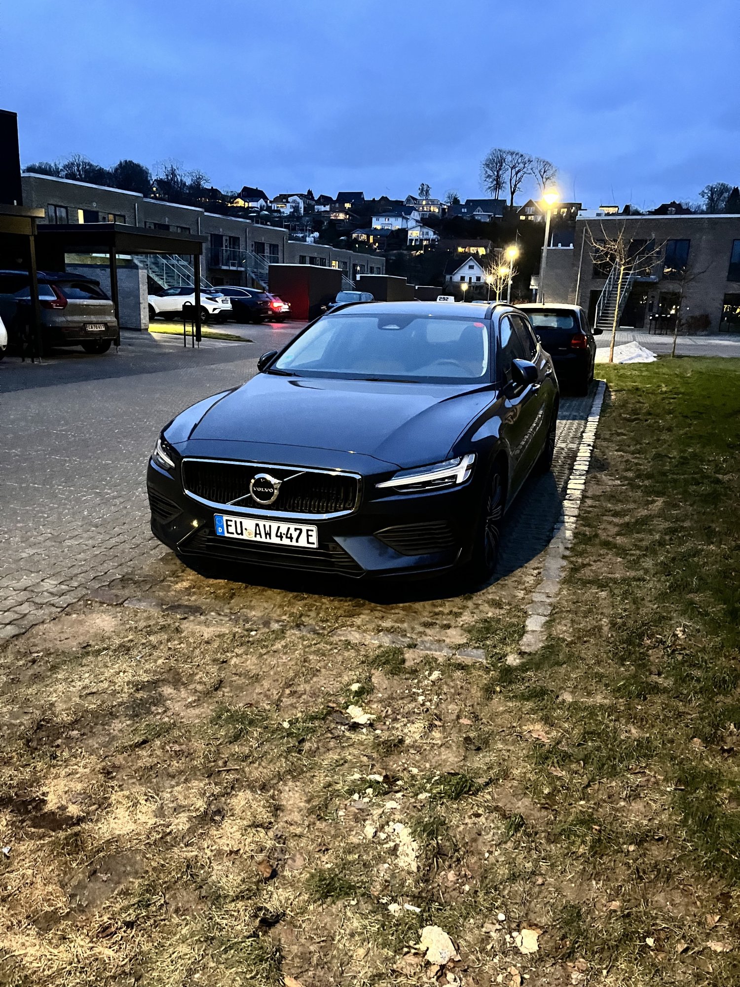 Numer rejestracyjny EUAW447E posiada Volvo 