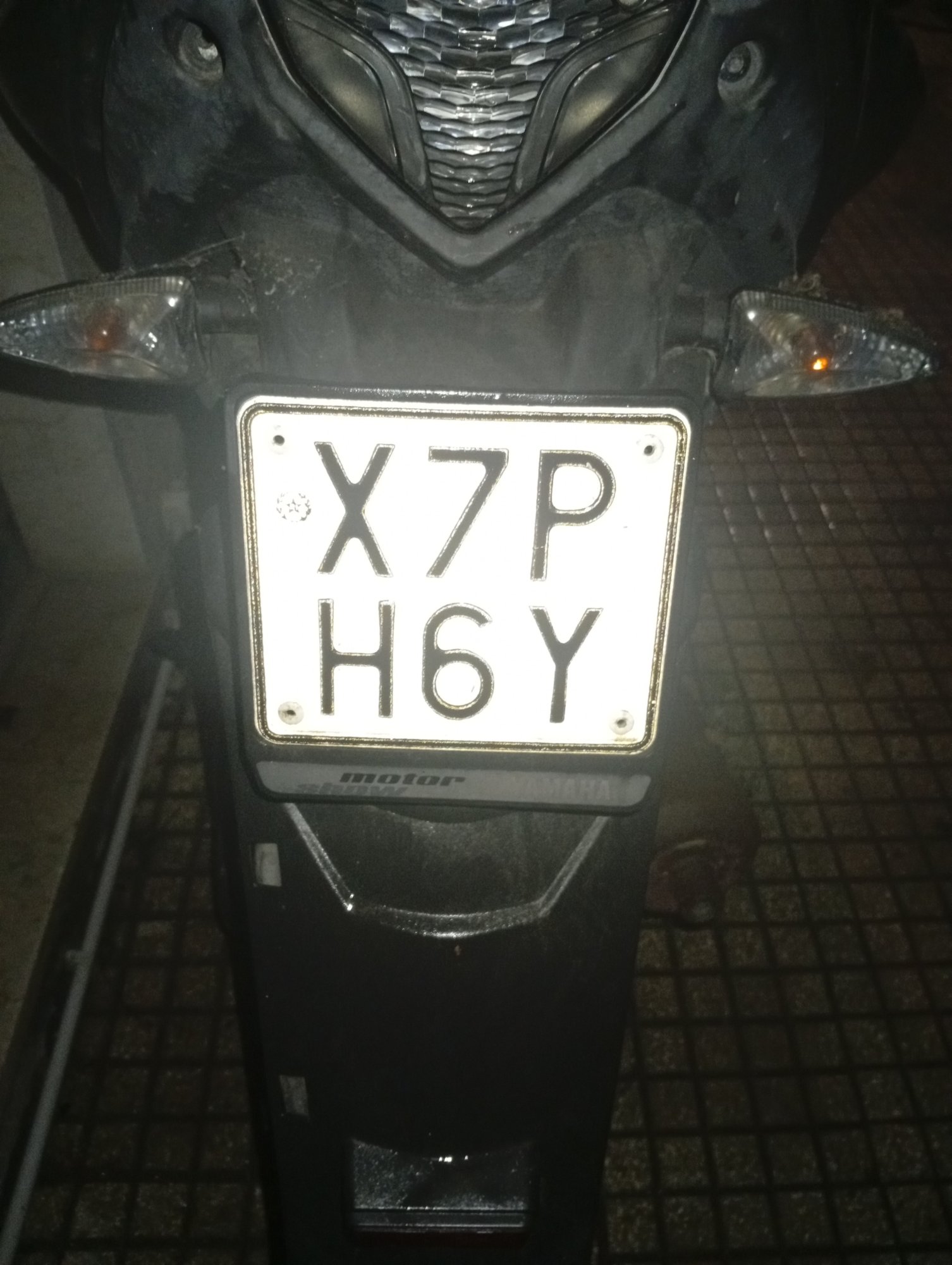 Numer rejestracyjny X7PH6Y posiada Yamaha 