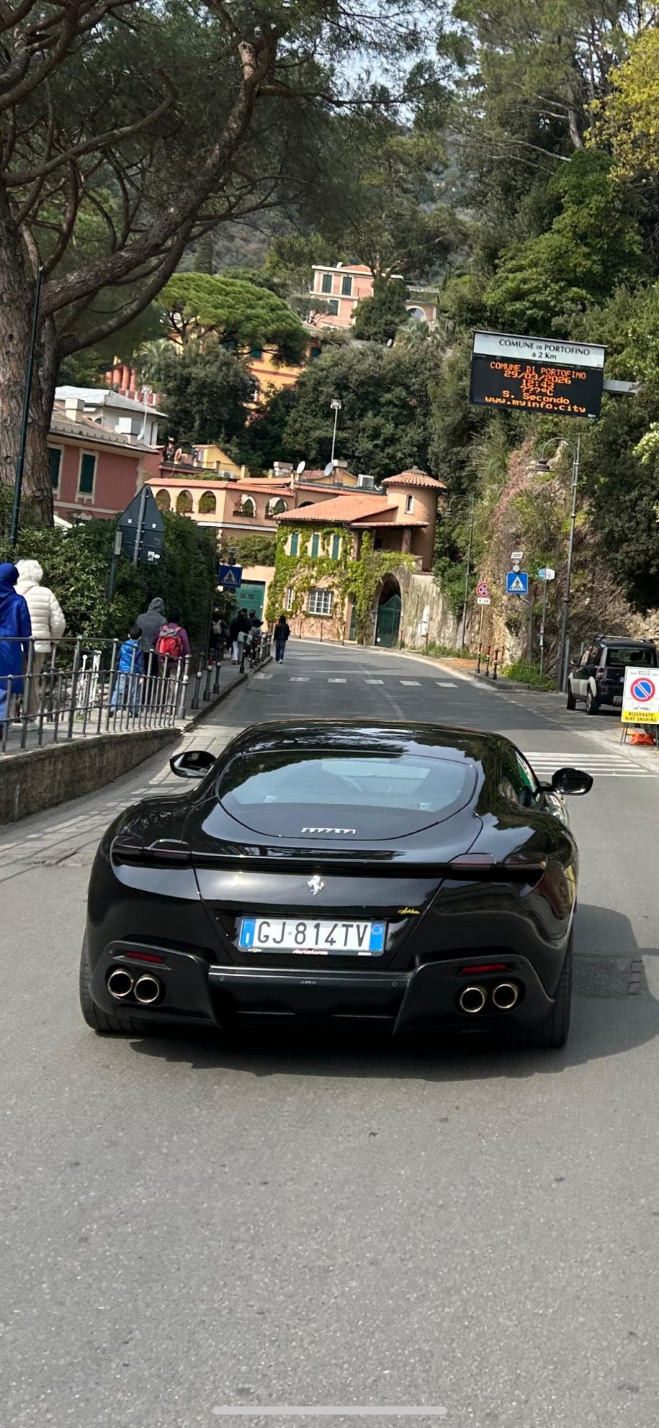 Numer rejestracyjny GJ814TV posiada FERRARI Roma